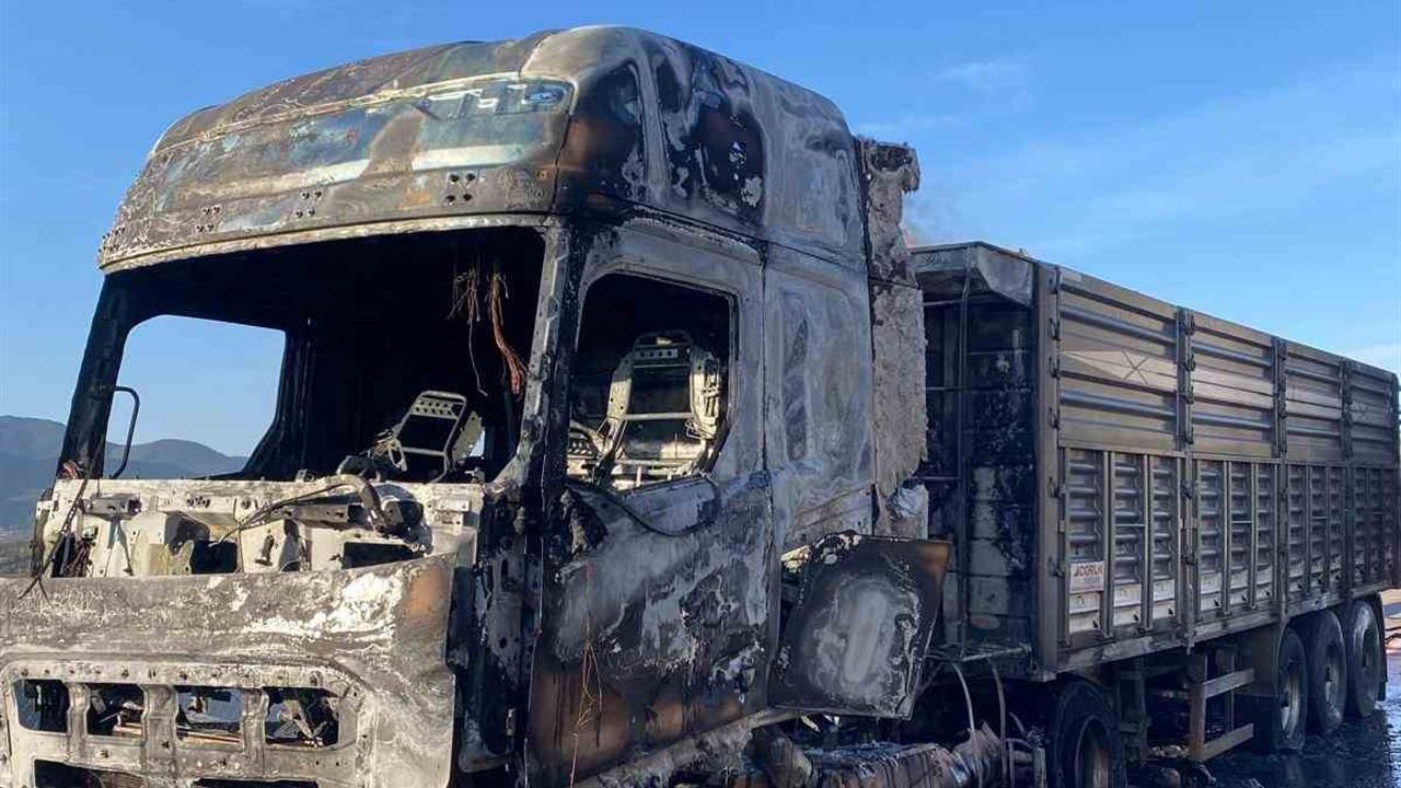 Osmaniye Düziçi'nde Meydana Gelen Tır Yangını İtfaiye Tarafından Söndürüldü