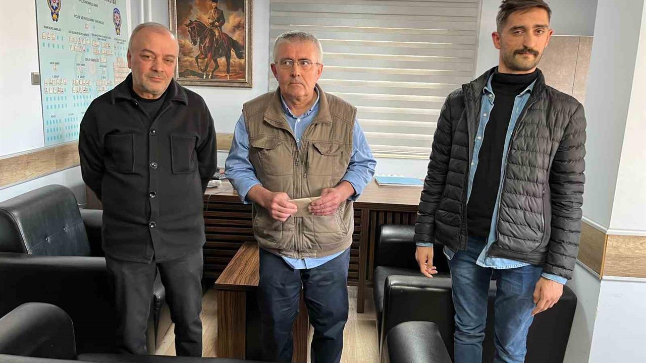 Bursa Osmangazi'de Düşen Zarfı Bulan Genç Adam Parayı Teslim Etti