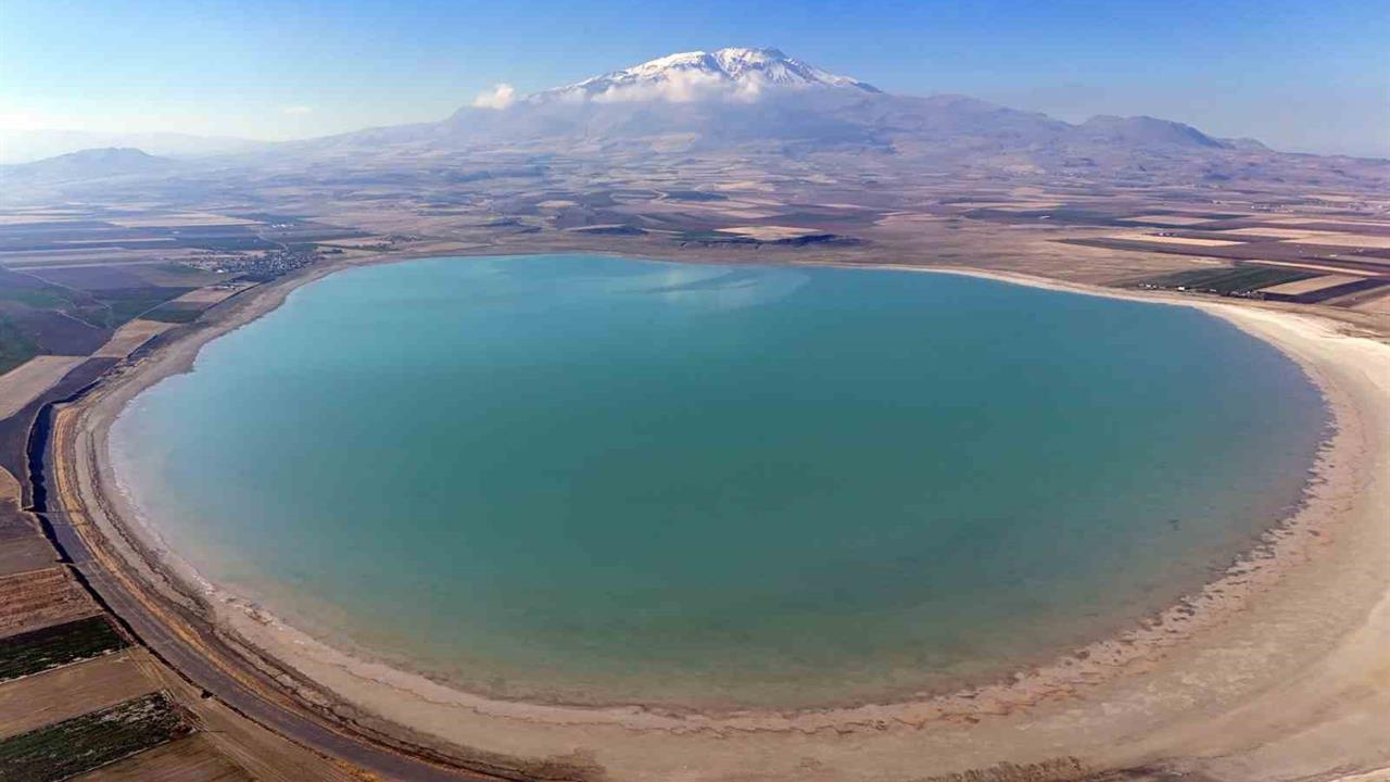 Bitlis Adilcevaz'daki Arin Gölü Kuraklık Nedeniyle Alan Kaybediyor