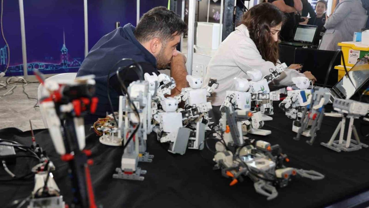 Kocaeli'de Gerçekleştirilen Bilişim Fuarı'na 7'den 70'e Yoğun Katılım Oldu