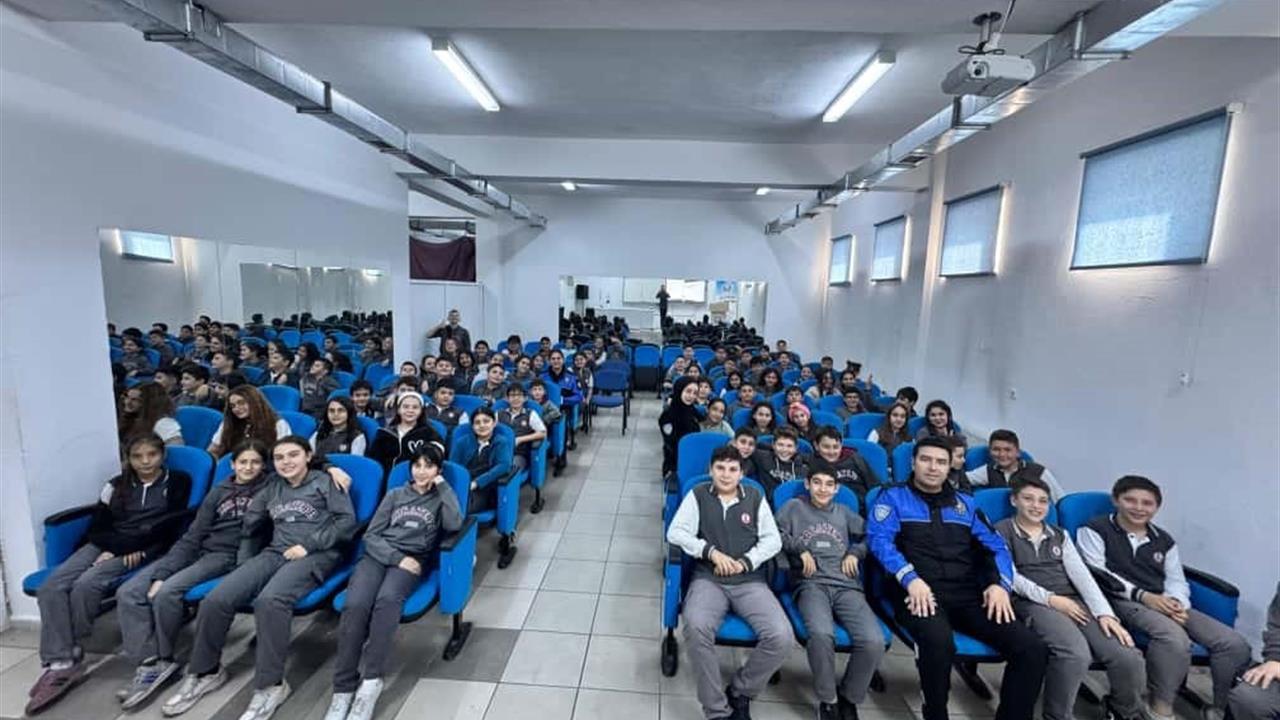 Afyonkarahisar'da Kocatepe Ortaokulu'nda Polisler Tarafından Eğitim Verildi