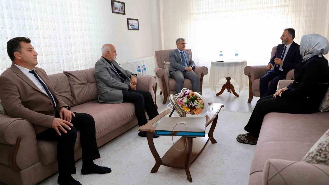 Niğde'de Vali Cahit Çelik, Emekli Öğretmen Adem Uygur'u Ziyaret Etti