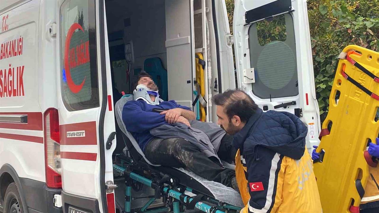 Kocaeli Körfez'de Panelvan ile Çarpışan Motosikletli Yaralandı