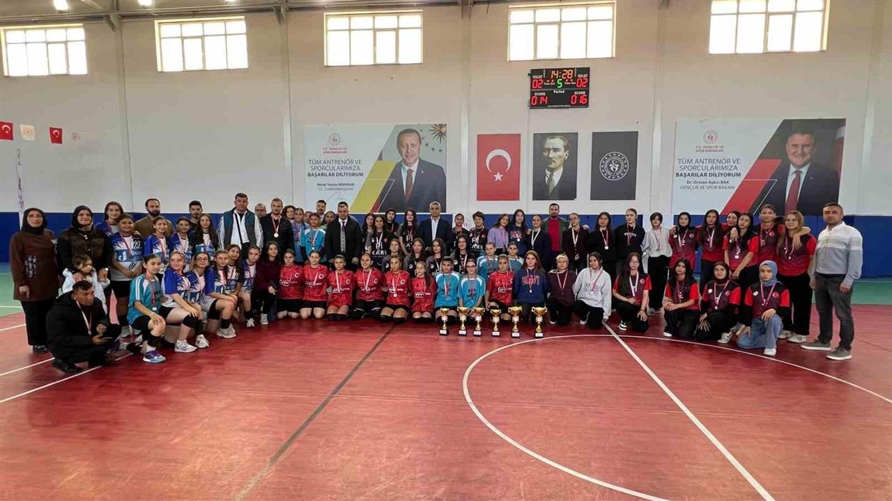 Kayseri Tomarza'da Düzenlenen 2. Küme Mahalli Lig Voleybol Müsabakaları Sona Erdi