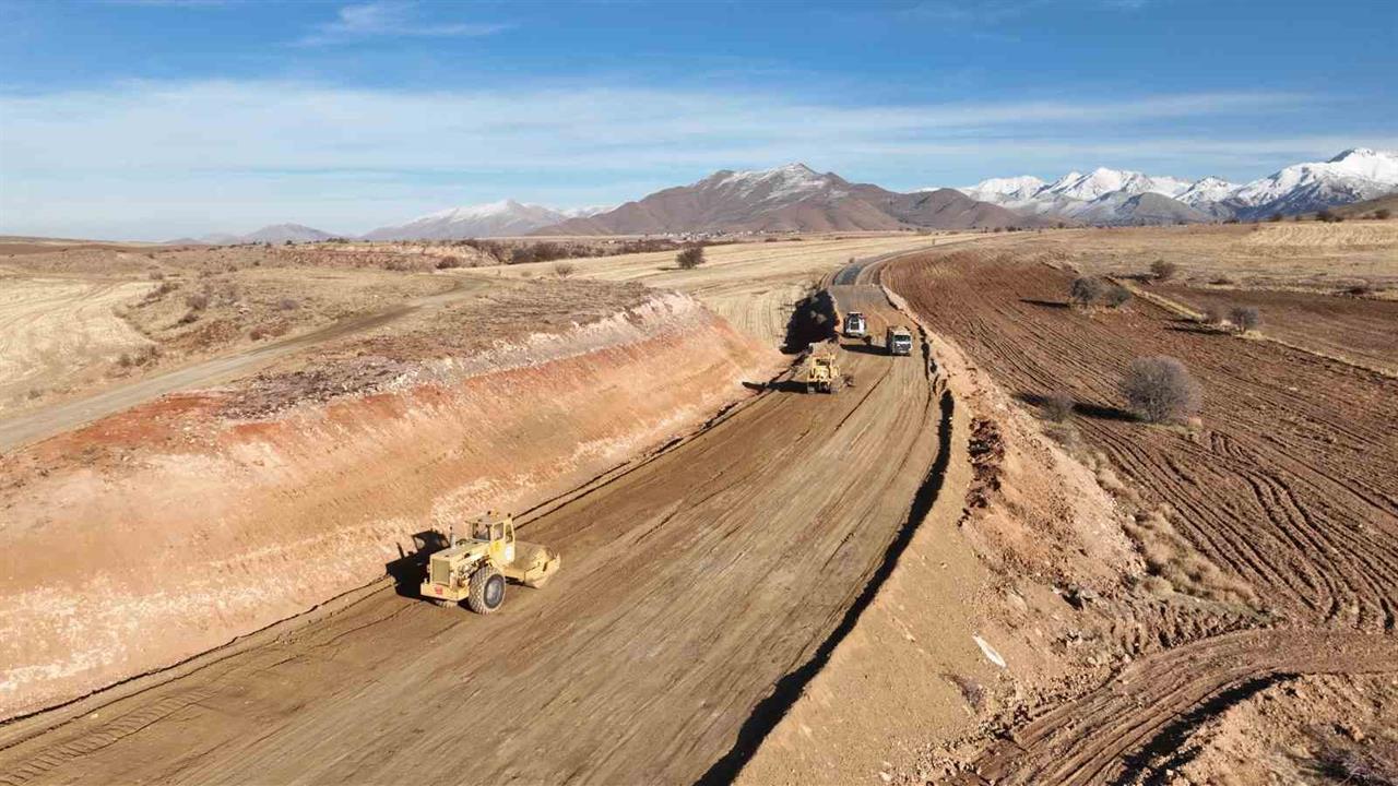 Kayseri Tomarza ilçesinde kırsal bağlantı yolunun iyileştirilmesi çalışmaları sürüyor.