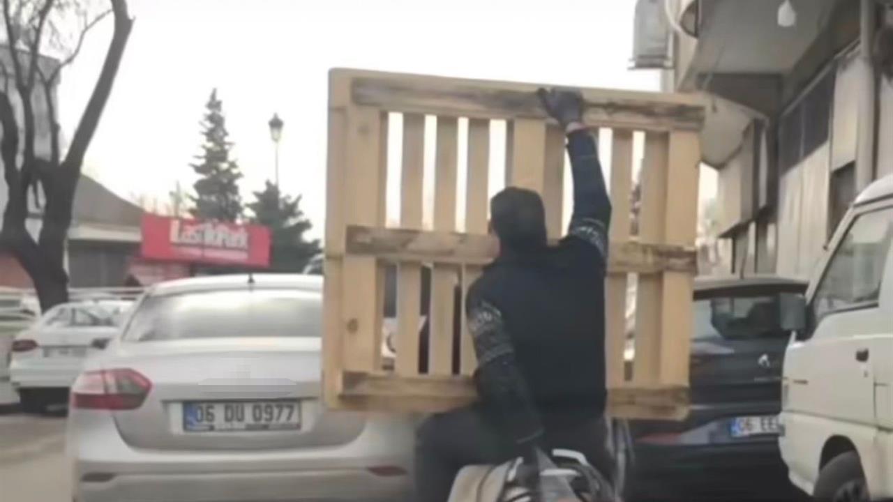 Gaziantep'te Motosiklet Üzerinde Palet Taşıyan Kişi Tehlike Yarattı