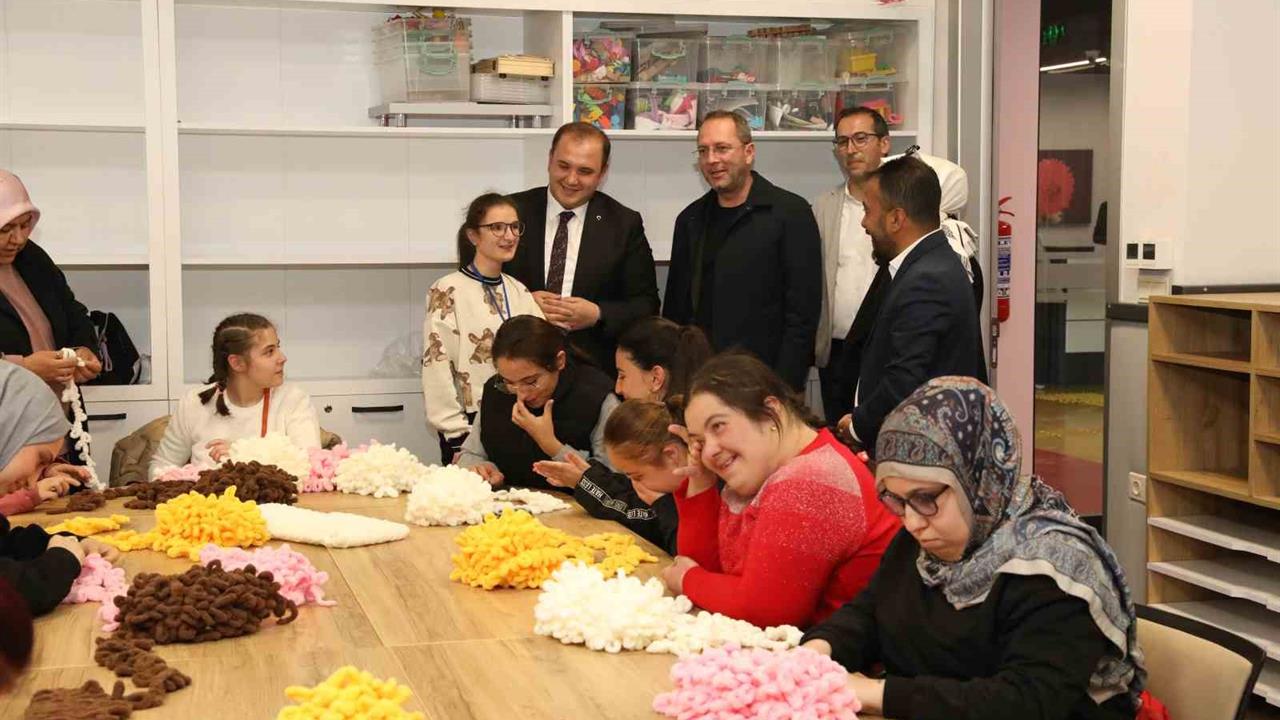 Kayseri'de Özel Kız Öğrencilerin Örgü Atkıları Sevgi Evleri'ndeki Çocuklara Hediye Edildi