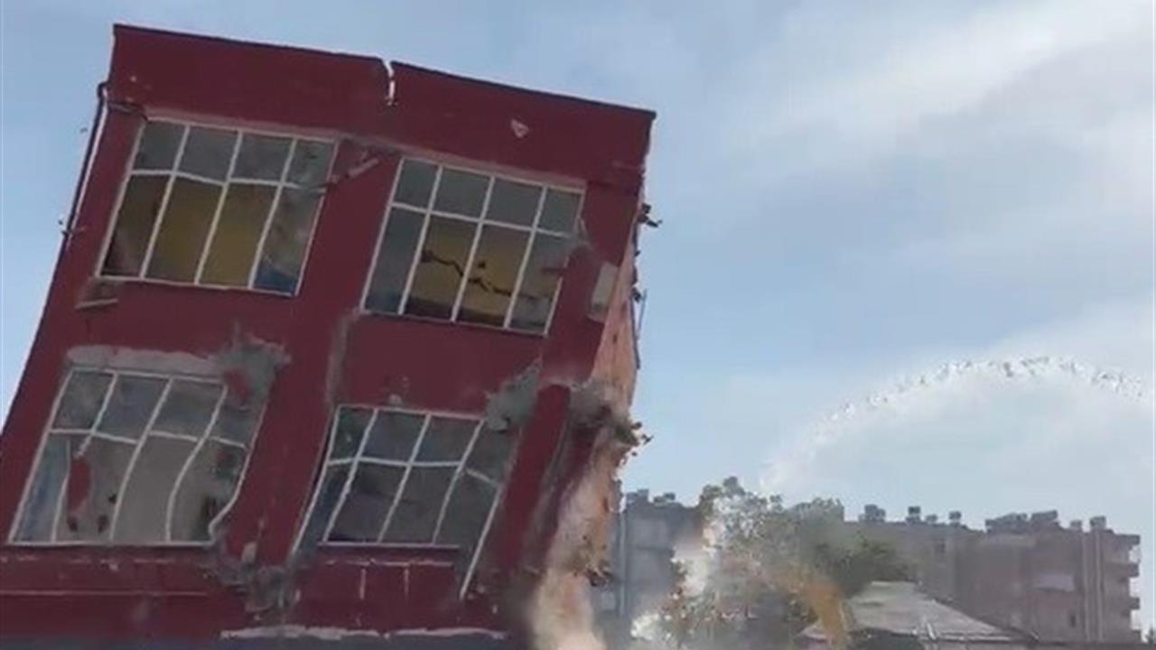 Mersin Tarsus'ta Hasar Gören 2 Katlı Bina Titreşimle Yıkıldı