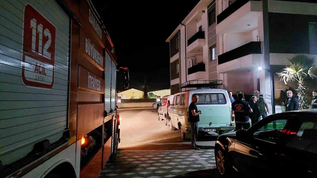 Sakarya Akyazı'da Market Ziyareti Sırasında Evde Kilitli Kalan 4 Yaşındaki Çocuk İtfaiye Tarafından Kurtarıldı