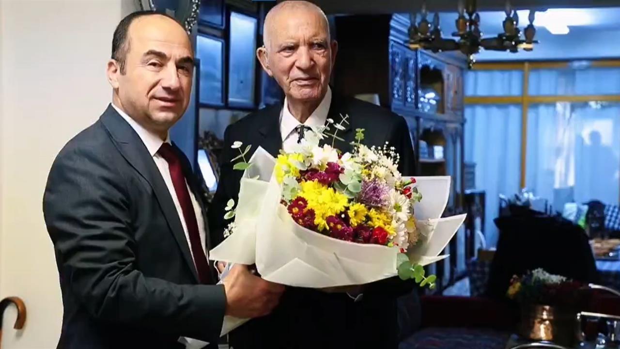 Eskişehir İl Emniyet Müdürü Yılmaz, 92 Yaşındaki Emekli Öğretmenle Bir Araya Geldi