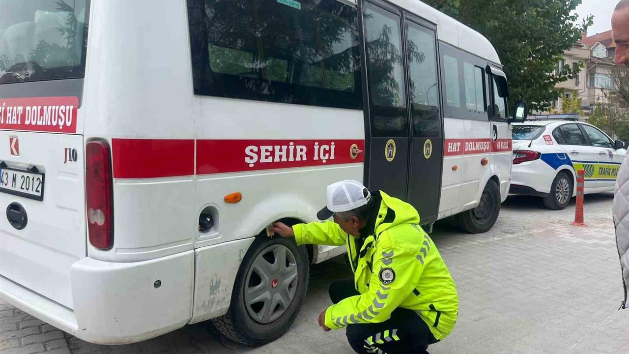 Kütahya Tavşanlı'da Kış Lastiği Kontrolleri Sıklaştırıldı ve Güvenlik Sağlandı
