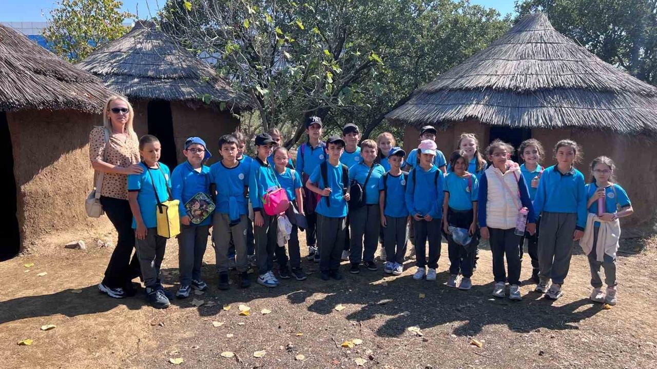 Bursa'da Aktopraklık Arkeopark'ta Öğrenciler Arkeoloji Eğitimi Alıyor