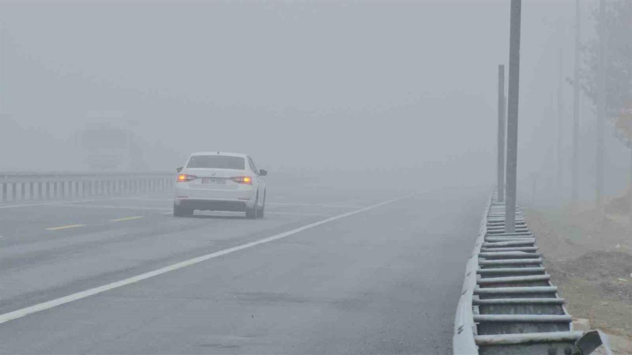 Bitlis Tatvan'da Etkili Olan Yoğun Sis Sürücülere Zor Anlar Yaşatıyor