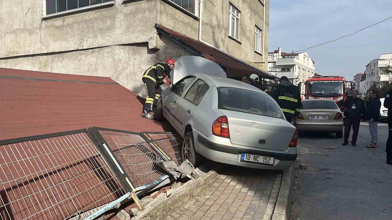 Kocaeli Gebze'de Direksiyon Hakimiyetini Kaybeden Otomobil, Evin Çatısına Çıktı