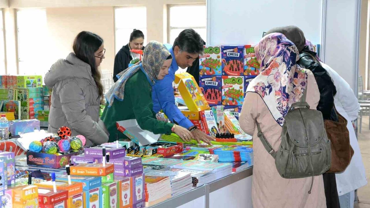 Manisa'da Düzenlenen Kitap Fuarında Özyalçıner Onur Konuğu Oldu