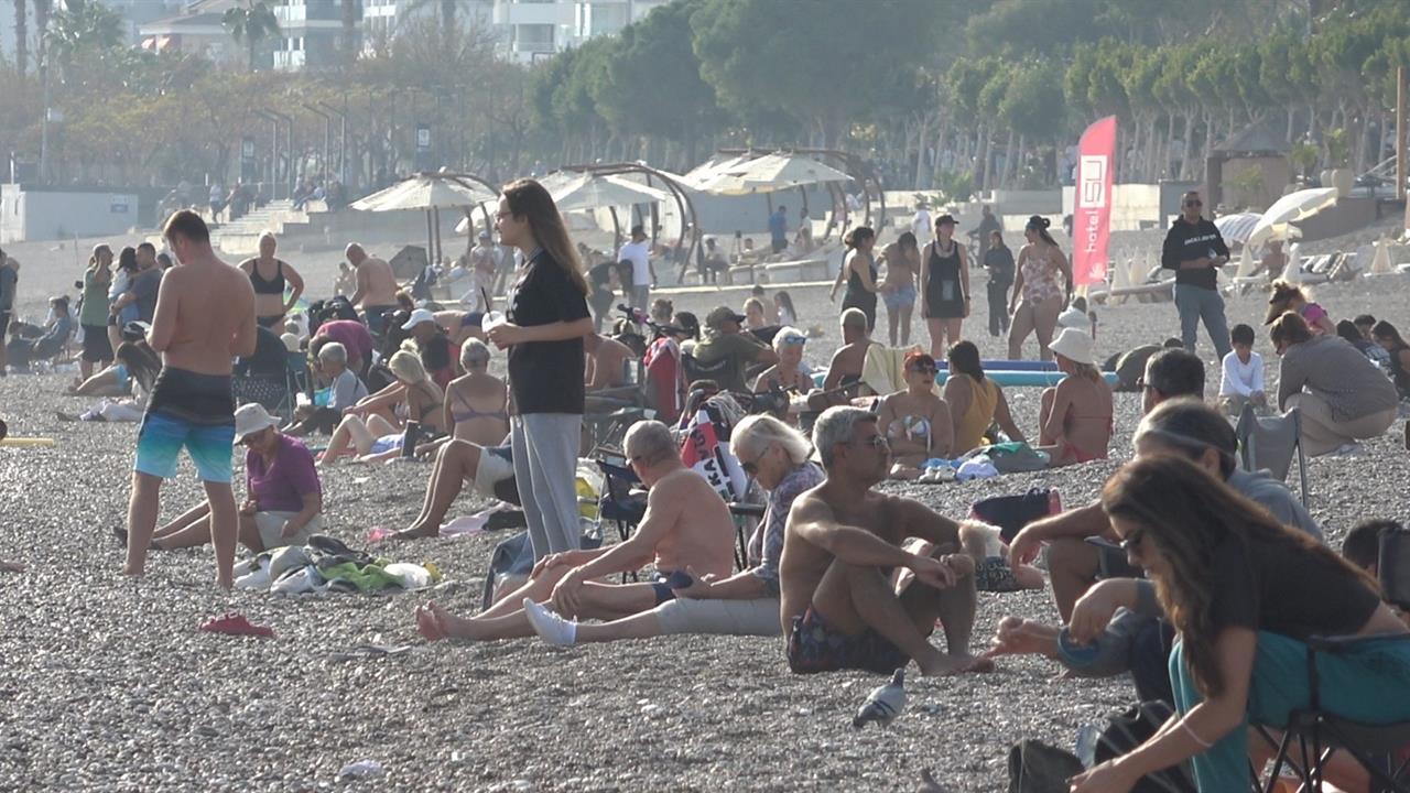 Antalya'da Kış Mevsimi Yaşanırken, Yaz Havasında Güneşlenenler Var