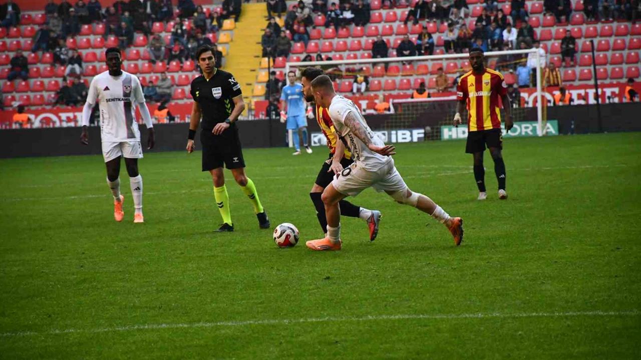 Kayseri'de Kayserispor, Gaziantep FK ile oynadığı maçta 0-3 kaybetti.