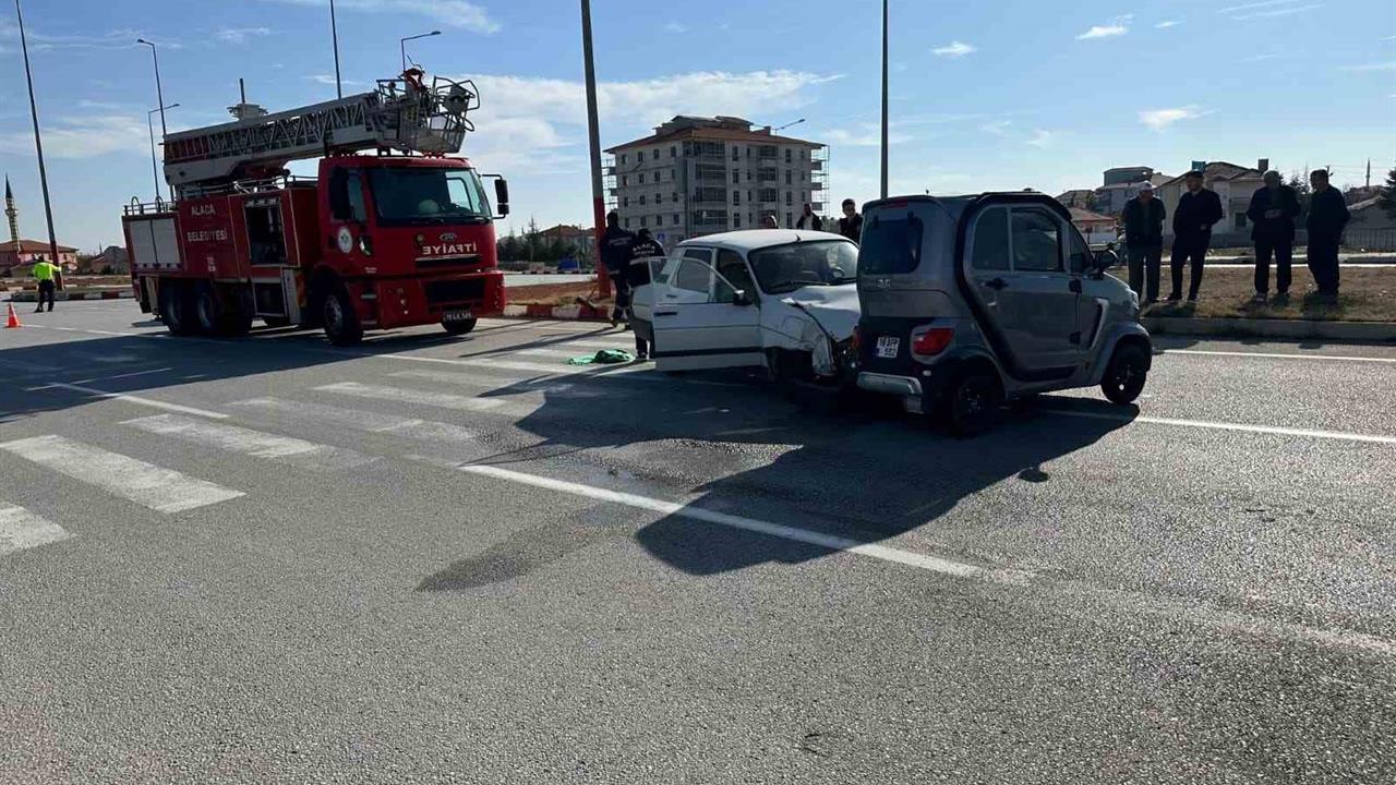 Çorum Alaca'da Elektrikli Araç ile Otomobil Çarpıştı, 3 Yaralı