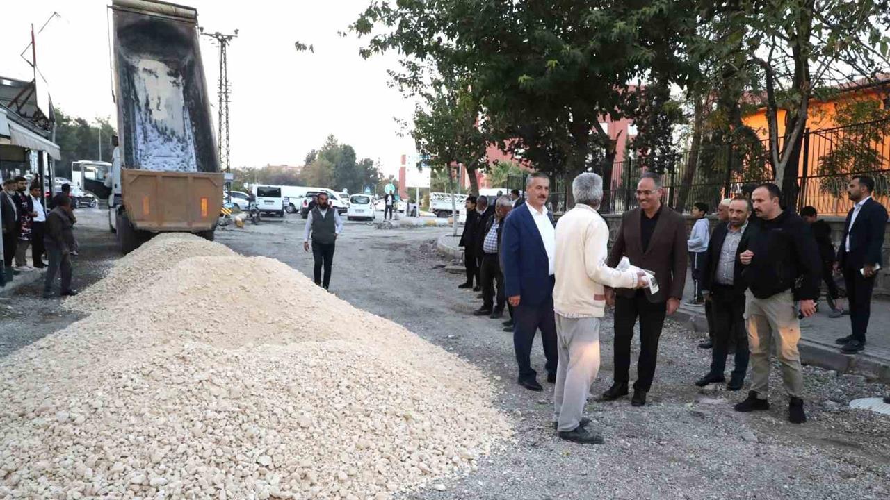 Şanlıurfa Eyyübiye'de Haleplibahçe Mahallesi'nde Asfalt Çalışmaları Salı Günü Tamamlanacak