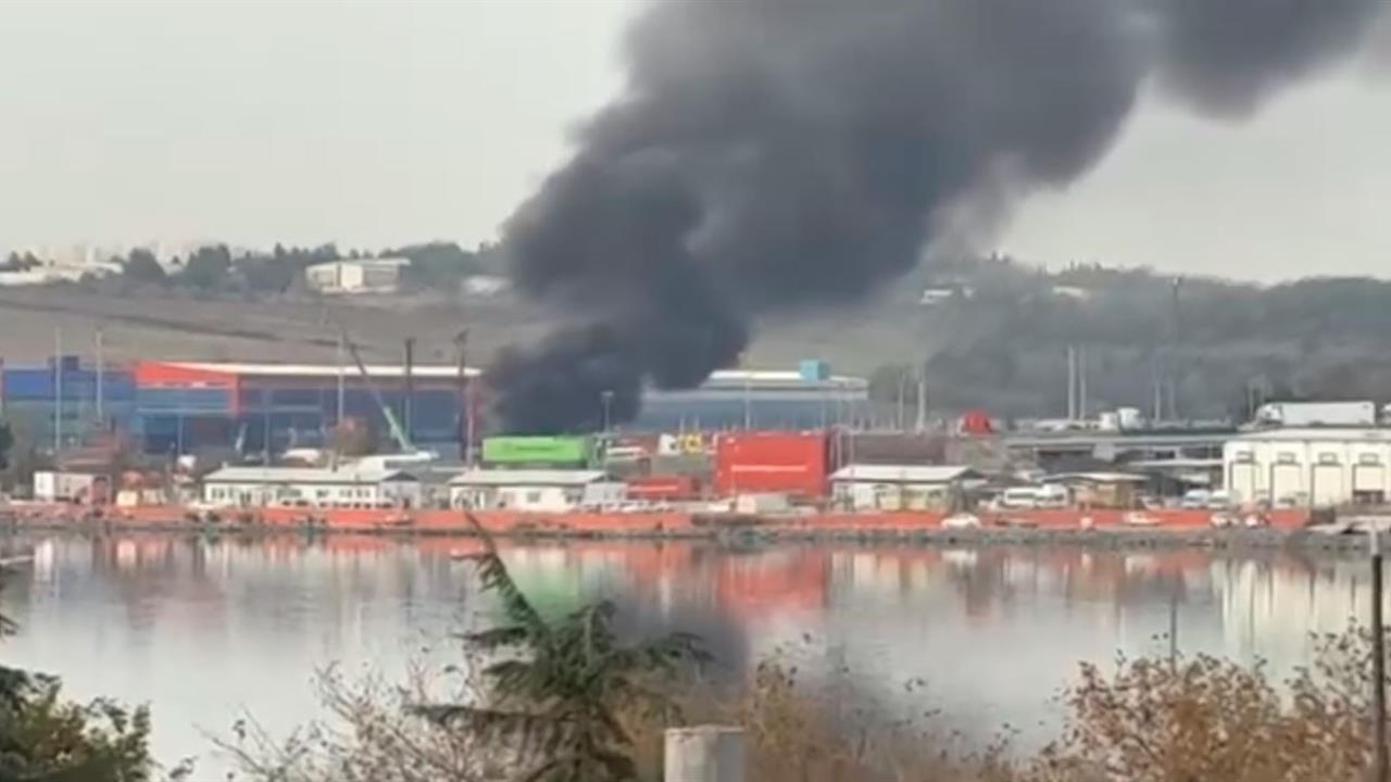 İstanbul Halkalı Gümrüğü'nde Bir Konteynerde Yangın Çıktı