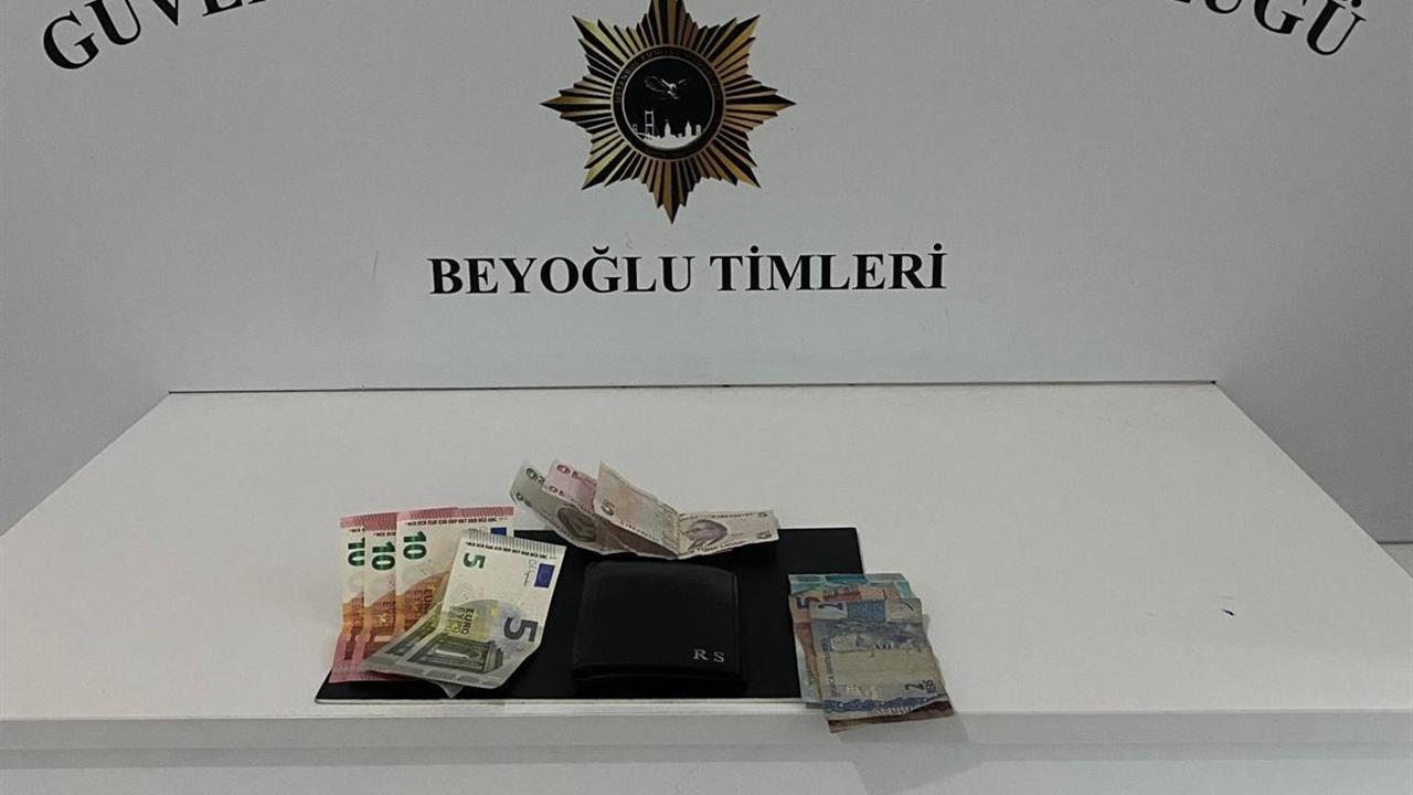 Beyoğlu'nda Güven Timleri, Yankesicilik Yapan Bir Şahsı Suçüstü Yakaladı.