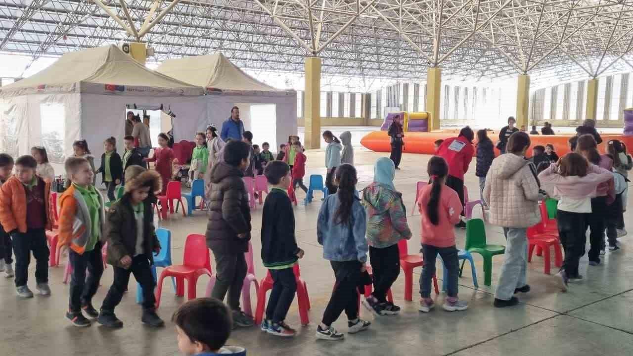 Eskişehir Emek Mahallesi'nde Mobil Çocuk Dostu Alan Tırı Faaliyete Geçti