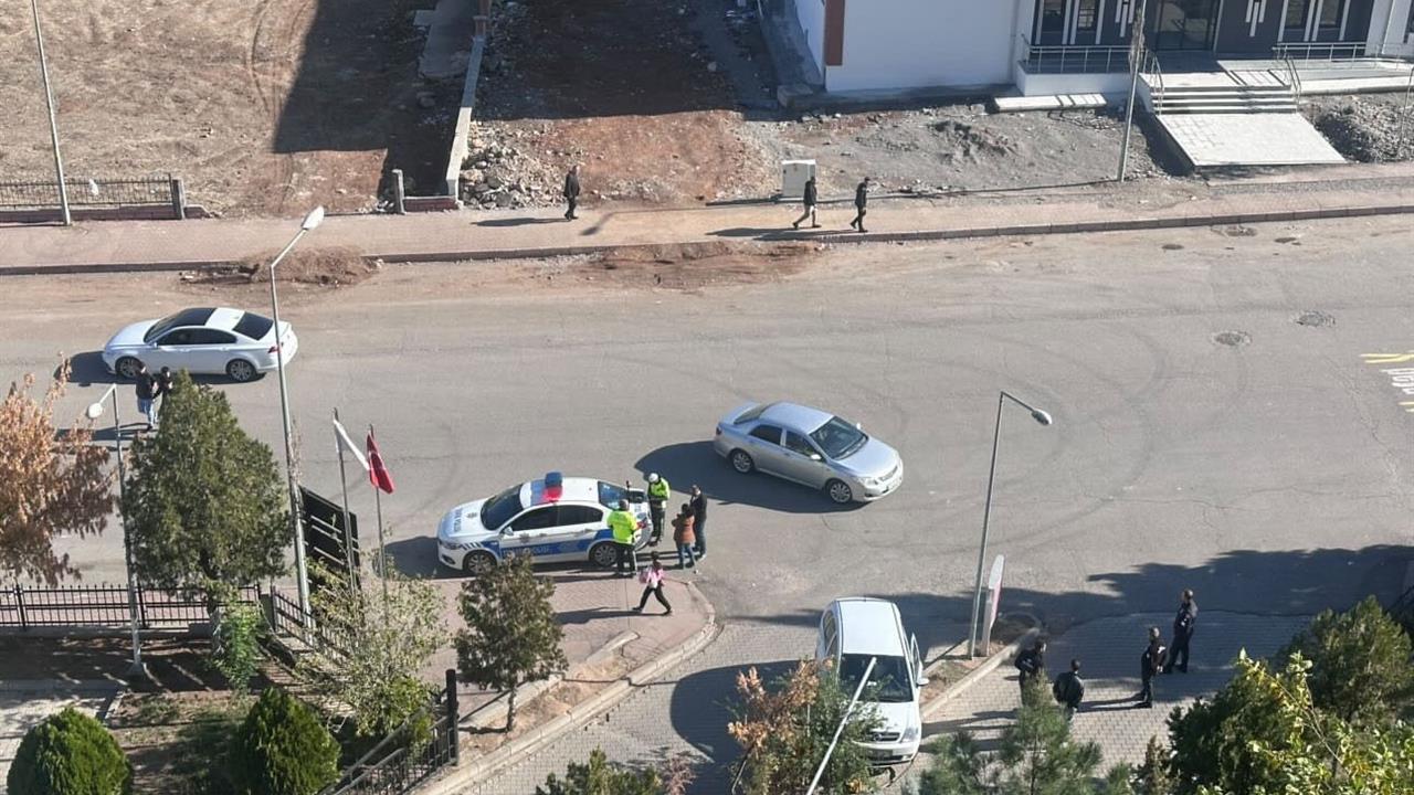 Siirt Kurtalan'da Hastane Bahçesine Girmeye Çalışan Sürücü Refüje Çıktı