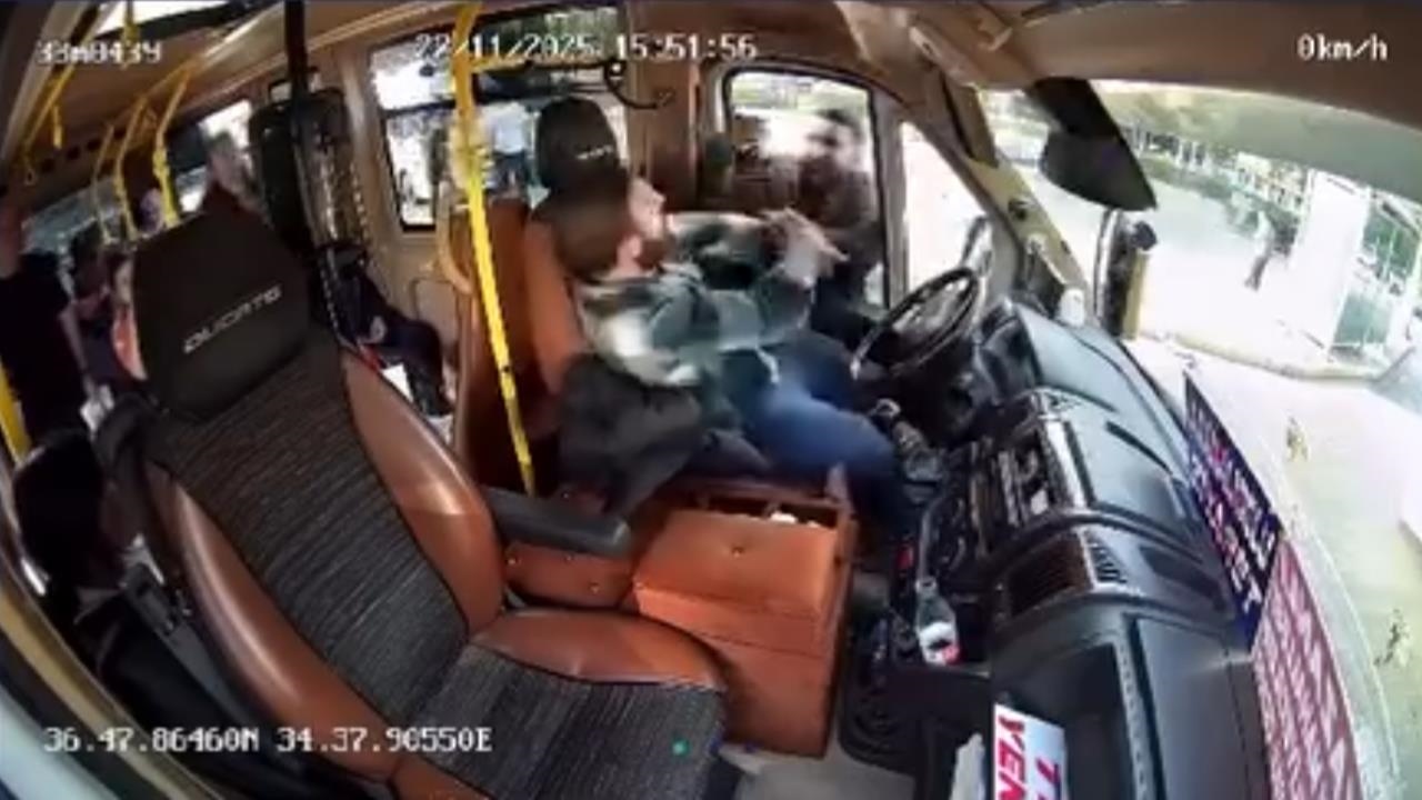 Mersin'de Çay - Çilek Hattı Minibüs Şoförleri Arasında Yaşanan Kavga Araç Kamerasına Yansıdı