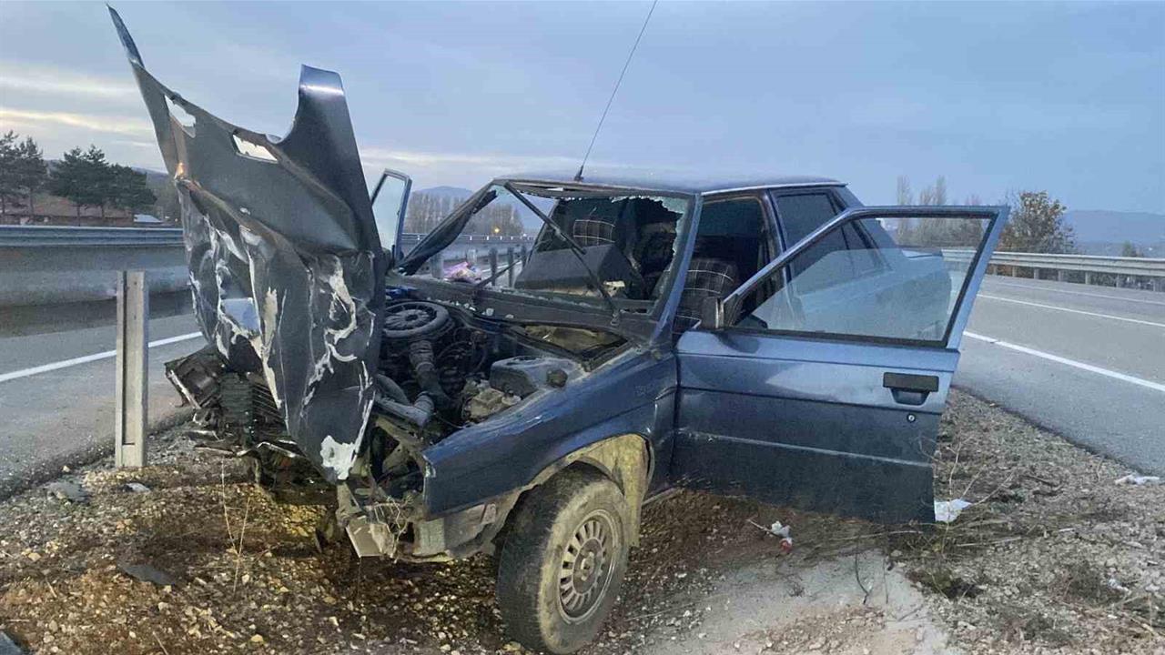 Çorum Merkez'de Otomobilin Bariyere Çarpması Sonucu 2 Kişi Yaralandı