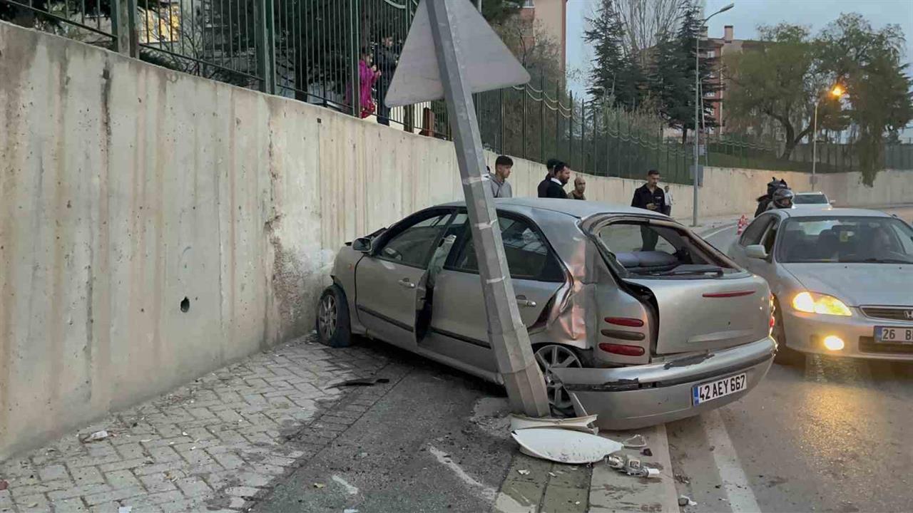 Eskişehir Yıldıztepe'de Kontrolden Çıkan Araç Aydınlatma Direğine Çarptı