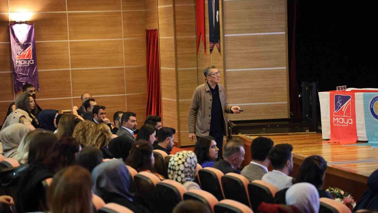 Diyarbakır'da Eski Bakan Ziya Selçuk, Öğretmen ve Velilerle Buluştu