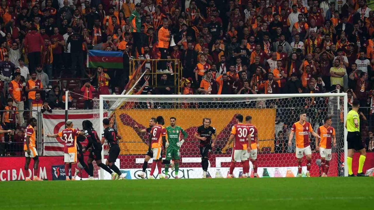 İstanbul'da Galatasaray, Gençlerbirliği ile oynadığı maçta ilk yarıyı 0-1 geride kapattı.