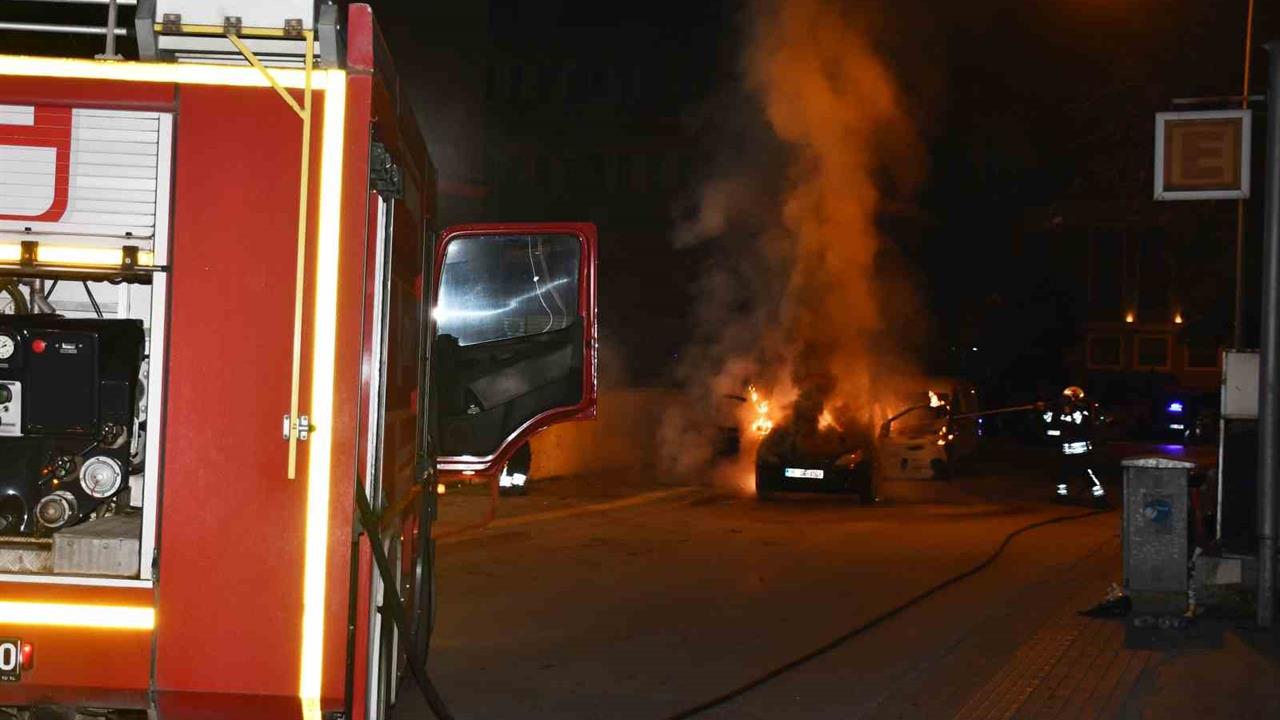Samsun Vezirköprü'de Park Halindeki Otomobil Yangında Tamamen Yanarak Kullanılamaz Hale Geldi