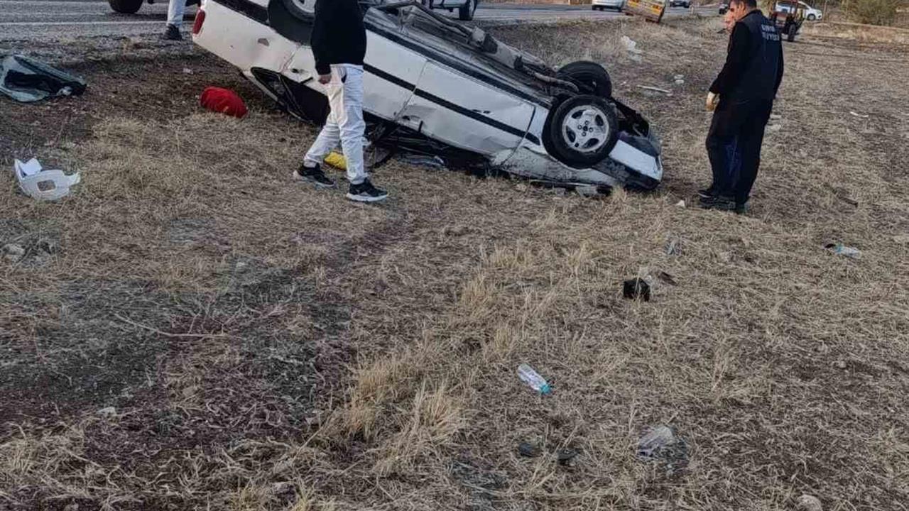 Konya Hüyük'te Araziye Devrilen Otomobil Kazasında 5 Kişi Yaralandı