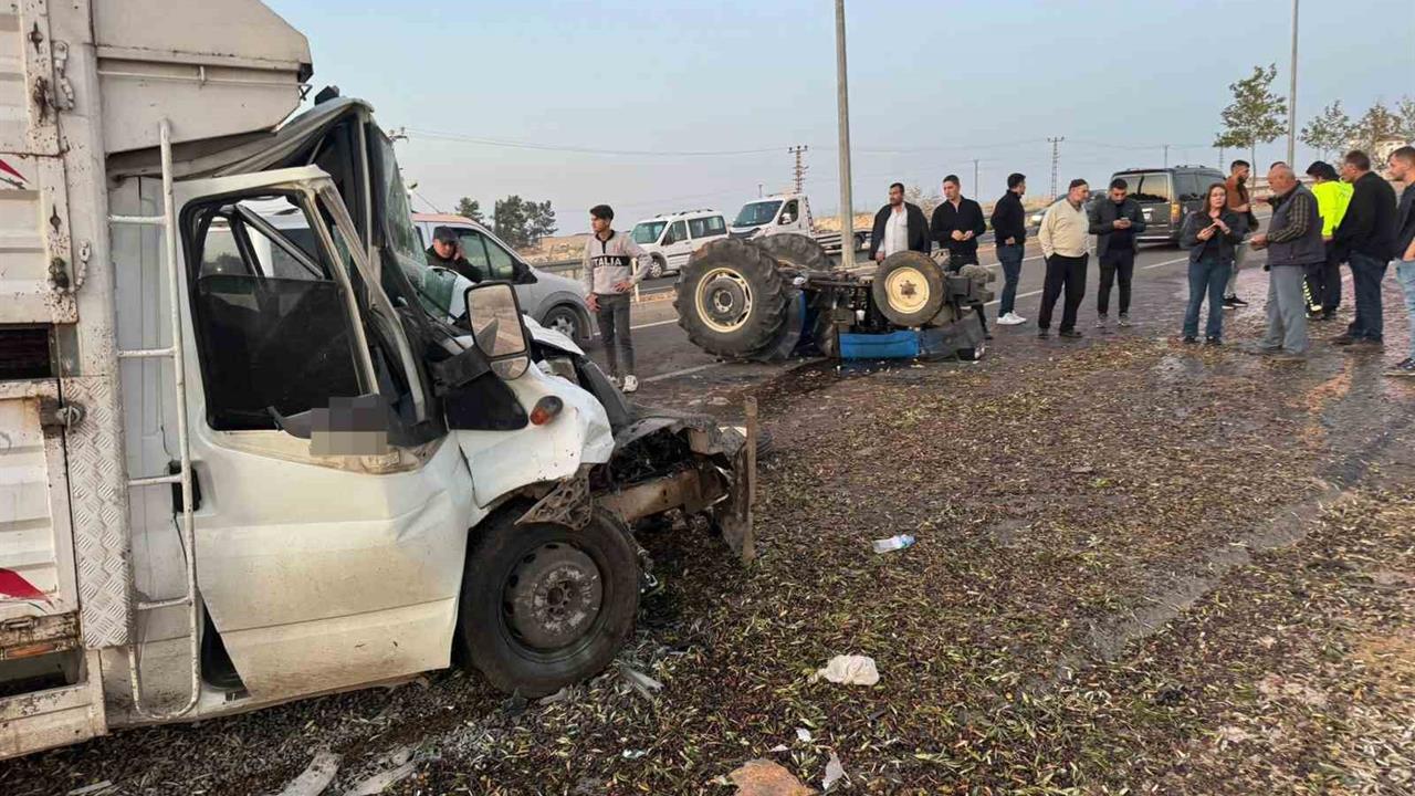 Şanlıurfa Birecik'te Traktör ile Kamyonet Çarpıştı: 2 Yaralı