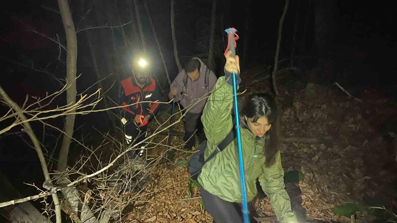 Bursa Kestel'de Saitabat Şelalesi'nde Kaybolan İki Yürüyüşçü AFAD Ekipleri Tarafından Kurtarıldı