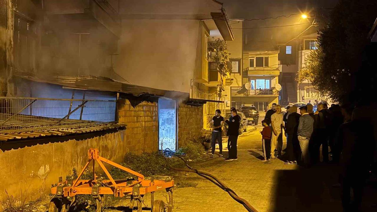 Bursa İznik'te Üç Katlı Binada Yangın Çıktı, Olay Yerine İtfaiye Sevk Edildi