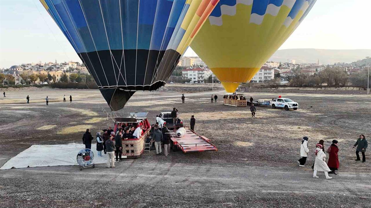Nevşehir Ürgüp'te Öğretmenler Günü Kutlaması İçin Özel Sıcak Hava Balonu Uçuşu Düzenlendi