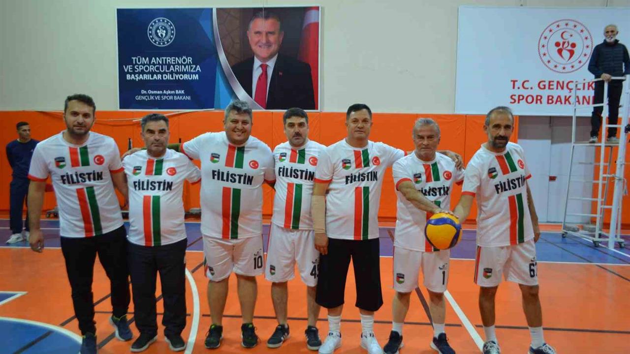 Manisa'da Öğretmenler Voleybol Turnuvasında Şampiyonluk Filistin'e Armağan Edildi