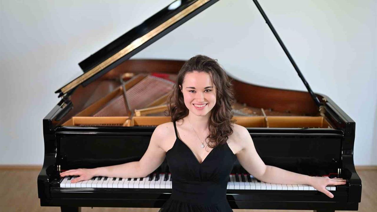 İzmir'de Genç Yetenek Nehir Özzengin, Forbes'un 30 Altı 30 Listesi'nde Yer Aldı