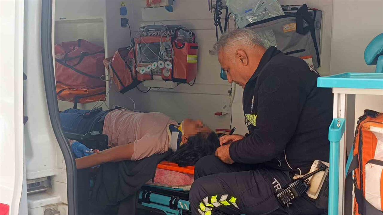 Antalya Manavgat'ta Fren Yapan Motosikletli Kadın Yaralandı