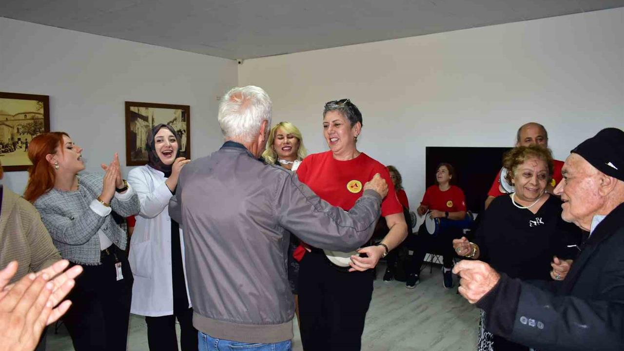 Bursa Mudanya'daki Huzurevinde DUM-KA Ritim Topluluğu Moral Verdi