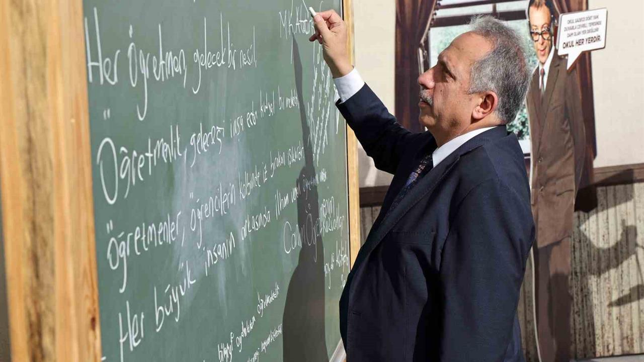 Kayseri Talas Belediye Başkanı Yalçın, Öğretmenler Günü'nde eğitimcileri onurlandırdı.