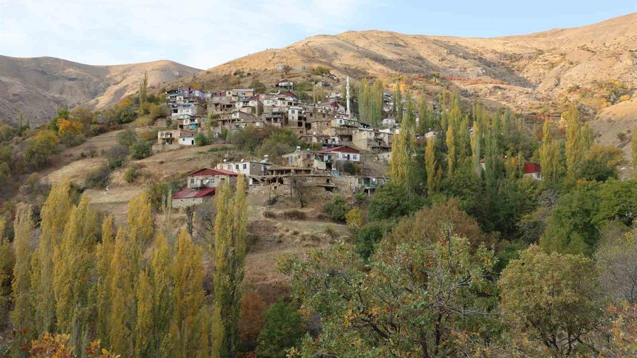 Diyarbakır Çüngüş'te Asırlık Kerpiç Evler Renk Cümbüşü Sunuyor