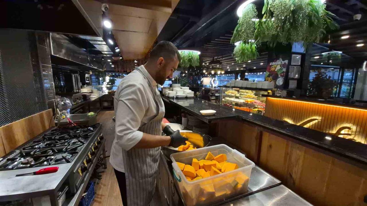 Düzce'de Kestane Kabağı İle Hazırlanan Geleneksel Kabak Tatlısı Daha Fazla İlgi Görüyor