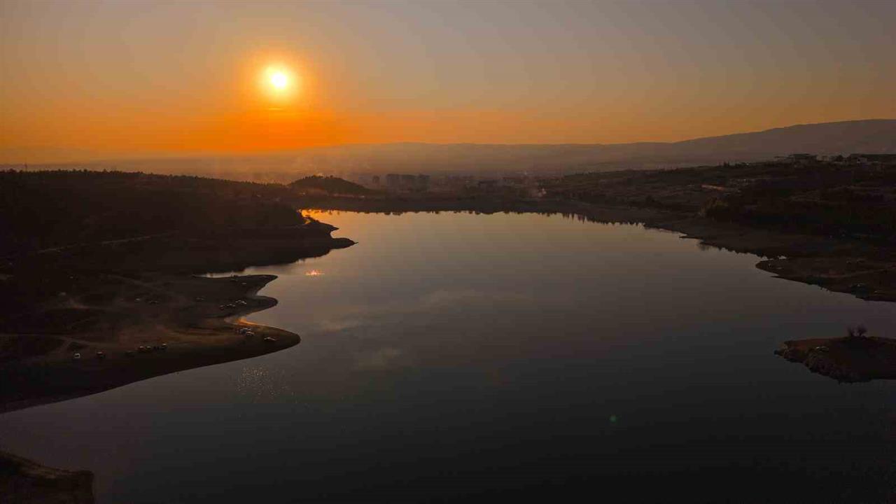 Çorum Merkez'e Yakın Çomar Barajı'nda Gün Batımı Manzarası Ziyaretçileri Büyülüyor