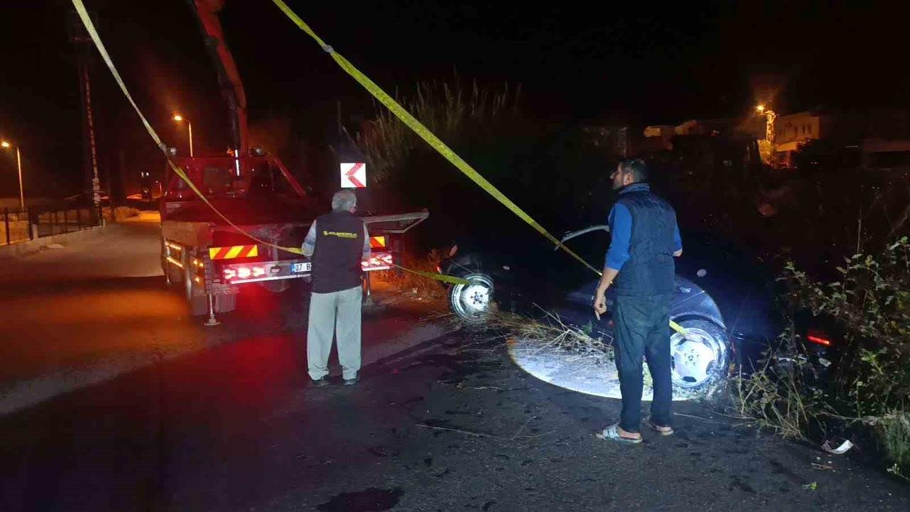 Antalya Manavgat'ta Sulama Kanalına Uçan Araçtan Sürücü ve Arkadaşı Kurtarıldı