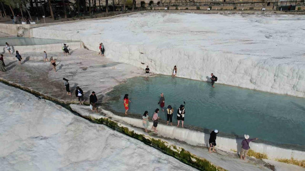 Denizli Pamukkale'de Asya Ülkelerinden Gelen Turistlerin Yoğun İlgisi Dikkat Çekiyor