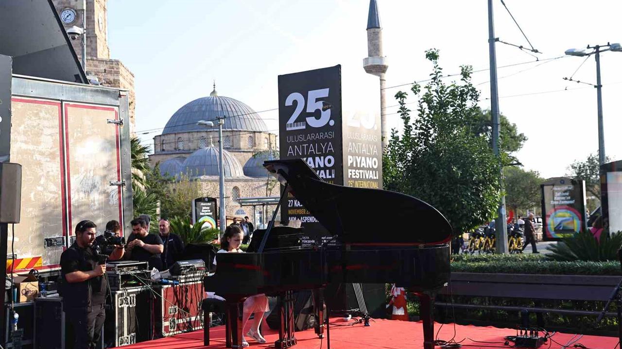 Antalya'da 25. Uluslararası Piyano Festivali "Sokakta Müzik Ziyafeti" ile başladı.