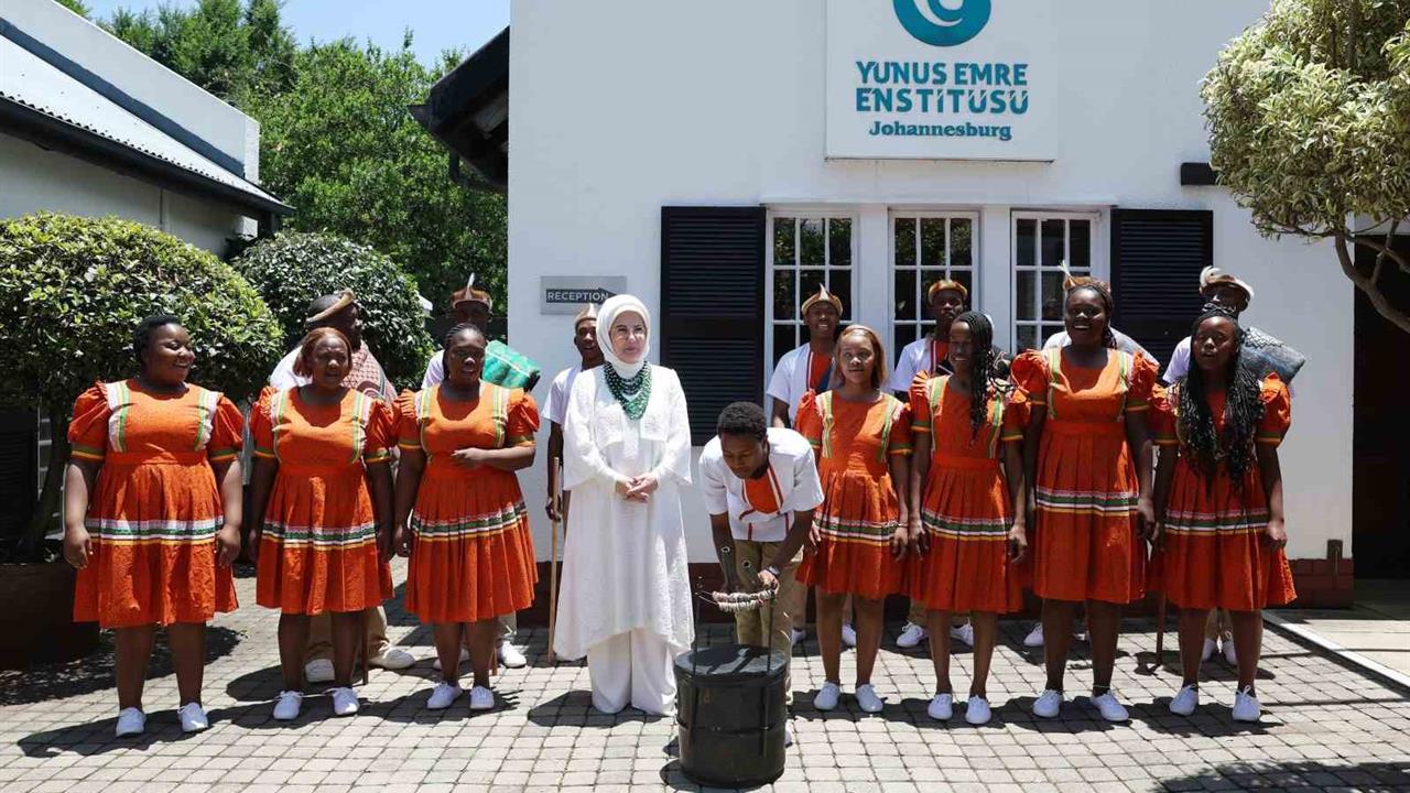 Emine Erdoğan, Johannesburg'da Yunus Emre Enstitüsünü Ziyaret Etti